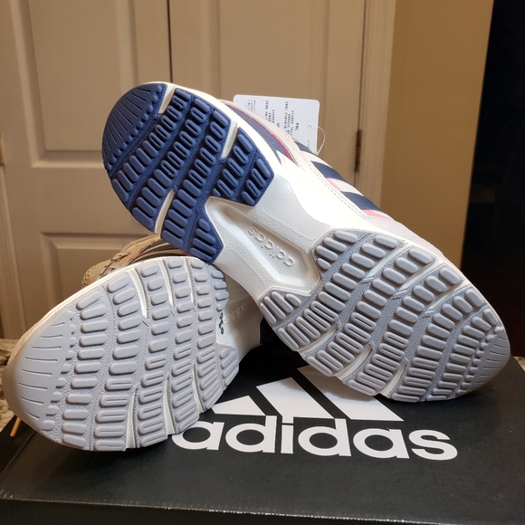 Wome's Adidas 90s  Valasion Size US  9 - Picture 9 of 12